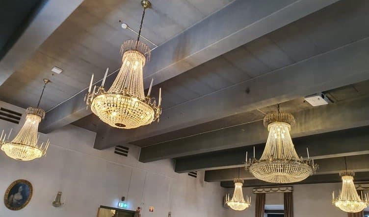 Storseans bland kristallkronor
